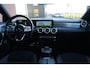 Mercedes-Benz CLA 180 AMG | 136pk | Panoramadak | Stoelverwarming | Camera | Deze Mercedes-Benz CLA 180 AMG Line combineert het elegante coupédesign met een sportieve uitstraling en het comfort dat je van Mercedes-Benz mag verwachten. De fraaie AMG-styling, de gestroo