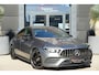 Mercedes-Benz CLA 180 AMG | 136pk | Panoramadak | Stoelverwarming | Camera | Deze Mercedes-Benz CLA 180 AMG Line combineert het elegante coupédesign met een sportieve uitstraling en het comfort dat je van Mercedes-Benz mag verwachten. De fraaie AMG-styling, de gestroo