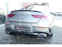Mercedes-Benz CLA 180 AMG | 136pk | Panoramadak | Stoelverwarming | Camera | Deze Mercedes-Benz CLA 180 AMG Line combineert het elegante coupédesign met een sportieve uitstraling en het comfort dat je van Mercedes-Benz mag verwachten. De fraaie AMG-styling, de gestroo
