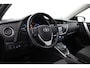 Toyota Auris Touring Sports 1.8 Hybrid Lease Plus | Panoramadak | Trekhaak | Navigatie | Stoelverwarming | Parkeersensoren voor/achter | Keyless | Cruise Control | Clima | Camera | Xenon | 16 inch | Bluetooth
