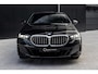 BMW 5-Serie 550e xDrive | SOH 95,6% | M-Sport | Comfortstoelen met Geheugen | Adaptief Onderstel | Comfort Pakket | Panoramadak | Driving Assistant Professional | Shadow Line | Adaptieve LED Verlichting | DAB | Bowers & Wilkins |