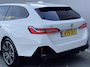 BMW i5 Touring eDrive40 M Sport Edition 84 kWh / Panorama dak / HUD / Camera 360° / Leder / Bowers & Wilkins audio / Elektrische stoelen en klep / Stoelventilatie / Stuur- en stoel- & verwarming / Apple Carplay Android / 19" LM wielen /