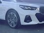 BMW i5 Touring eDrive40 M Sport Edition 84 kWh / Panorama dak / HUD / Camera 360° / Leder / Bowers & Wilkins audio / Elektrische stoelen en klep / Stoelventilatie / Stuur- en stoel- & verwarming / Apple Carplay Android / 19" LM wielen /