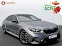 BMW M5 5-serie 'Frozen Grey' M-Drivers Package Origineel NL! Nw.Pr.€172.801,- Akrapovic Keramische Remmen | Carbon package | Trekhaak | Stoelventilatie/Verwarming | Bower/Wilkins