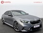 BMW M5 5-serie 'Frozen Grey' M-Drivers Package Origineel NL! Nw.Pr.€172.801,- Akrapovic Keramische Remmen | Carbon package | Trekhaak | Stoelventilatie/Verwarming | Bower/Wilkins