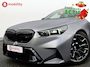 BMW M5 5-serie 'Frozen Grey' M-Drivers Package Origineel NL! Nw.Pr.€172.801,- Akrapovic Keramische Remmen | Carbon package | Trekhaak | Stoelventilatie/Verwarming | Bower/Wilkins