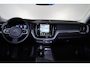Volvo XC60 T6 Recharge AWD Plus Dark - Panorama/schuifdak - Intellisafe Assist/Surround - Harman Kardon Audio - Parkeercamera achter - Verwarmde voorstoelen & stuur - Parkeersensoren voor & achter - Elektr. bedienb. voorstoelen met geheugen - Head-up Display - Draadloze tel. lader - 19' LMV