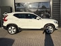 Volvo XC40 1.5 T3 163 PK Momentum Pro Automaat | ADAPTIEVE CRUISE CONTROL| STOELVERWARMING| ELEK. KOFFERKLEP| KEYLESS| NAVIGATIE + APPLE CARPLAY/ANDROID AUTO| PARKEERSENSOREN| LED| DAB| VOORSTOELEN IN HOOGTE VERSTELBAAR|