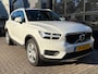 Volvo XC40 1.5 T3 163 PK Momentum Pro Automaat | ADAPTIEVE CRUISE CONTROL| STOELVERWARMING| ELEK. KOFFERKLEP| KEYLESS| NAVIGATIE + APPLE CARPLAY/ANDROID AUTO| PARKEERSENSOREN| LED| DAB| VOORSTOELEN IN HOOGTE VERSTELBAAR|