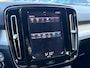Volvo XC40 1.5 T3 163 PK Momentum Pro Automaat | ADAPTIEVE CRUISE CONTROL| STOELVERWARMING| ELEK. KOFFERKLEP| KEYLESS| NAVIGATIE + APPLE CARPLAY/ANDROID AUTO| PARKEERSENSOREN| LED| DAB| VOORSTOELEN IN HOOGTE VERSTELBAAR|