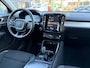 Volvo XC40 1.5 T3 163 PK Momentum Pro Automaat | ADAPTIEVE CRUISE CONTROL| STOELVERWARMING| ELEK. KOFFERKLEP| KEYLESS| NAVIGATIE + APPLE CARPLAY/ANDROID AUTO| PARKEERSENSOREN| LED| DAB| VOORSTOELEN IN HOOGTE VERSTELBAAR|