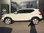 Volvo XC40 1.5 T3 163 PK Momentum Pro Automaat | ADAPTIEVE CRUISE CONTROL| STOELVERWARMING| ELEK. KOFFERKLEP| KEYLESS| NAVIGATIE + APPLE CARPLAY/ANDROID AUTO| PARKEERSENSOREN| LED| DAB| VOORSTOELEN IN HOOGTE VERSTELBAAR|