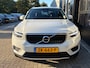 Volvo XC40 1.5 T3 163 PK Momentum Pro Automaat | ADAPTIEVE CRUISE CONTROL| STOELVERWARMING| ELEK. KOFFERKLEP| KEYLESS| NAVIGATIE + APPLE CARPLAY/ANDROID AUTO| PARKEERSENSOREN| LED| DAB| VOORSTOELEN IN HOOGTE VERSTELBAAR|