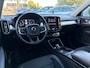 Volvo XC40 1.5 T3 163 PK Momentum Pro Automaat | ADAPTIEVE CRUISE CONTROL| STOELVERWARMING| ELEK. KOFFERKLEP| KEYLESS| NAVIGATIE + APPLE CARPLAY/ANDROID AUTO| PARKEERSENSOREN| LED| DAB| VOORSTOELEN IN HOOGTE VERSTELBAAR|