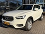 Volvo XC40 1.5 T3 163 PK Momentum Pro Automaat | ADAPTIEVE CRUISE CONTROL| STOELVERWARMING| ELEK. KOFFERKLEP| KEYLESS| NAVIGATIE + APPLE CARPLAY/ANDROID AUTO| PARKEERSENSOREN| LED| DAB| VOORSTOELEN IN HOOGTE VERSTELBAAR|