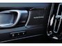 Volvo EX40 Extended Range Black Edition Ultra Europa 82 kWh - IntelliSafe Assist & Surround - 360º Camera - Harman/Kardon audio - Verwarmde voorstoelen, stuur & achterbank - Parkeersensoren voor & achter - Elektr. bedienb. voorstoelen met geheugen links - Draadloze tel. lader - Warmtepomp - 20' LMV