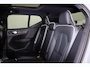 Volvo EX40 Extended Range Black Edition Ultra Europa 82 kWh - IntelliSafe Assist & Surround - 360º Camera - Harman/Kardon audio - Verwarmde voorstoelen, stuur & achterbank - Parkeersensoren voor & achter - Elektr. bedienb. voorstoelen met geheugen links - Draadloze tel. lader - Warmtepomp - 20' LMV