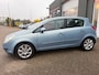Opel Corsa 1.4-16V Cosmo in 5drs met ingebouwde fietsendrager en airco