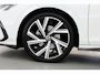 Volkswagen Golf 1.5 eTSI R-Line DSG | Rijklaar! | Pano | Apple CarPlay | Camera | Stoel- Stuurverw. | Adapt. Cruise | All Seasons