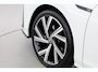 Volkswagen Golf 1.5 eTSI R-Line DSG | Rijklaar! | Pano | Apple CarPlay | Camera | Stoel- Stuurverw. | Adapt. Cruise | All Seasons
