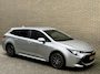 Toyota Corolla Touring Sports 1.8 Hybrid | Trekhaak | Apple CarPlay met navigatie | Adaptieve cruise | Lane assist | Climate control | Camera | 18 inch velgen | LED | DAB | NAP | Volledig dealeronderhouden