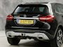 Mercedes-Benz GLA 250 4Matic Premium AMG Sport 211Pk Automaat (PANORAMADAK, MEMORY SEATS, GROOT NAVI, CAMERA, TREKHAAK, SPORTSTOELEN, GETINT GLAS, BRUIN LEDER, STOELVERWARMING, NIEUWSTAAT)