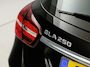 Mercedes-Benz GLA 250 4Matic Premium AMG Sport 211Pk Automaat (PANORAMADAK, MEMORY SEATS, GROOT NAVI, CAMERA, TREKHAAK, SPORTSTOELEN, GETINT GLAS, BRUIN LEDER, STOELVERWARMING, NIEUWSTAAT)