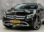 Mercedes-Benz GLA 250 4Matic Premium AMG Sport 211Pk Automaat (PANORAMADAK, MEMORY SEATS, GROOT NAVI, CAMERA, TREKHAAK, SPORTSTOELEN, GETINT GLAS, BRUIN LEDER, STOELVERWARMING, NIEUWSTAAT)