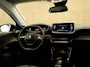 Peugeot e-208 EV Allure Pack 50 kWh - ORIGINEEL NEDERLANDSE AUTO - AIRCO (AUTOMATISCH) - ACHTERUITRIJCAMERA - KEYLESS ENTRY/START - APPLE CARPLAY/ANDROID AUTO - CRUISE CONTROL - PARKEERSENSOREN ACHTER - DEELS LEDEREN BEKLEDING