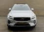 Volvo XC60 2.0 T6 Plug-in hybrid AWD Long range 350pk | SOH 98% | Ultimate bright | Panoramadak | Lederen bekleding | Stoel&stuurverwarming | Achterbank verwarmd | Pilot assist | Camera | Dodehoekdetectie | Memory | Full-LED | DAB | Keyless | Apple CarPlay | Elektrische achterklep | Volledig dealeronderhouden