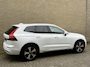 Volvo XC60 2.0 T6 Plug-in hybrid AWD Long range 350pk | SOH 98% | Ultimate bright | Panoramadak | Lederen bekleding | Stoel&stuurverwarming | Achterbank verwarmd | Pilot assist | Camera | Dodehoekdetectie | Memory | Full-LED | DAB | Keyless | Apple CarPlay | Elektrische achterklep | Volledig dealeronderhouden