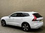 Volvo XC60 2.0 T6 Plug-in hybrid AWD Long range 350pk | SOH 98% | Ultimate bright | Panoramadak | Lederen bekleding | Stoel&stuurverwarming | Achterbank verwarmd | Pilot assist | Camera | Dodehoekdetectie | Memory | Full-LED | DAB | Keyless | Apple CarPlay | Elektrische achterklep | Volledig dealeronderhouden