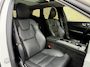 Volvo XC60 2.0 T6 Plug-in hybrid AWD Long range 350pk | SOH 98% | Ultimate bright | Panoramadak | Lederen bekleding | Stoel&stuurverwarming | Achterbank verwarmd | Pilot assist | Camera | Dodehoekdetectie | Memory | Full-LED | DAB | Keyless | Apple CarPlay | Elektrische achterklep | Volledig dealeronderhouden