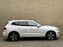 Volvo XC60 2.0 T6 Plug-in hybrid AWD Long range 350pk | SOH 98% | Ultimate bright | Panoramadak | Lederen bekleding | Stoel&stuurverwarming | Achterbank verwarmd | Pilot assist | Camera | Dodehoekdetectie | Memory | Full-LED | DAB | Keyless | Apple CarPlay | Elektrische achterklep | Volledig dealeronderhouden
