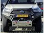Toyota Hilux 2.8 D-4D 4WD Automaat Invincible | Verhogingsset 2" | Tonneau Cover aluminium | Pro-Forge Upper Control Arms | Ledbar 37" | 2.8L Turbo Diesel Snorkel | Vierwielaandrijving | Trekhaak | RIVAL achterbum