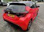 Toyota Yaris 1.5 Hybrid EXECUTIVE PANODAK JBL-AUDIO STOEL/STUURVERW NAVI PARK-SENSOREN CAMERA BLIND SPOT APPLE/ANDROID 17'' LM-VELGEN LEER AD-CRUISE CLIMA
