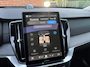 Volvo XC90 T8 Plug-in hybrid AWD Ultra Bright | Luchtvering | Trekhaak | Panoramadak | Verwarmbare voorstoelen met massagefunctie en ventilatie | Head-up display | Premium audio by Bowers & Wilkins | 360 graden camera | Verwarmbare achterbank |