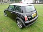 MINI Cooper stuurt af  toe zwaar