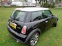 MINI Cooper stuurt af  toe zwaar