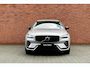 Volvo XC60 T6 Plug-in hybrid AWD Plus Black Edition | Luchtvering | Semi- Electrische Wegklapbare Trekhaak | Verwarmbare voorstoelen, achterbank en stuurwiel | Premium audio by Harman Kardon | Apple carplay/Android auto | Keyless