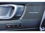 Volvo EX40 Single Motor Extended Range Ultra Europa 82 kWh Panorama/schuifdak - IntelliSafe Assist & Surround - 360º Camera - Harman/Kardon audio - Verwarmde voorstoelen, stuur & achterbank - Parkeersensoren voor & achter - Elektr. bedienb. voorstoelen met geheugen links - Draadloze tel. lader - Warmtepomp - 20' LMV