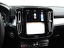 Volvo XC40 2.0 B4 Plus Dark 197 pk | Trekhaak | Harman Kardon audio | Stoel + Stuurverwarming | achteruitrijcamera | Stoel + Stuurverwarming | Elektrische Stoelen met Memory | Origineel nederlands |