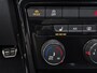 Volkswagen T-Roc 1.5 TSI R-Line 150pk DSG Automaat Panoramadak / Trekhaak afneembaar / Camera / Parkeersensoren / R-Line / Navigatie by App-connect hal