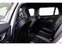 Volvo V60 T6 Recharge AWD Plus Dark - IntelliSafe Assist & Surround - 360º Camera - Harman/Kardon audio - Verwarmde voorstoelen, stuur & achterbank - Parkeersensoren voor & achter - Elektr. bedienb. voorstoelen met geheugen - Inklapbare trekhaak - 18' LMV