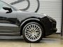 Porsche Cayenne Coupé 3.0 E-Hybrid Pano|Chrono|360 Camera|Bose|Leder|Navi|Trekhaak|Dealer Onderhouden|2e Eigenaar|APK tot 01-2028