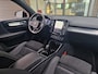 Volvo XC40 2.0 B4 Plus Dark / Pano. dak / Adaptieve Cruise / Trekhaak / Elek. verstelbare stoelen / Harman Kardon / Stoel+stuur verwarming / BLIS / Camera achter / Carplay & Android Auto /