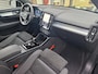 Volvo XC40 2.0 B4 Plus Dark / Pano. dak / Adaptieve Cruise / Trekhaak / Elek. verstelbare stoelen / Harman Kardon / Stoel+stuur verwarming / BLIS / Camera achter / Carplay & Android Auto /