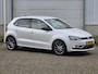 Volkswagen Polo 1.2 TSI First Edition / Cruise Control / Airco / Sensoren Voor en Achter / Navigatie / Bluetooth /