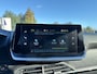 Peugeot e-208 EV Allure Pack 50 kWh Digitaal Dashboard | Leder/Stof | Camera | Parkeersensoren Achter | Cruise | Climate Control | DAB| Achteruitrijcamera | Airco (automatisch) | Apple Carplay/Android Auto|telefoonintegratie premium