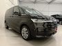 Volkswagen Multivan 1.4 eHybrid Energetic 7p. PANO/MASSAGE/HEAD-UP/ADAPTIVE-ONDERSTEL/360CAMERA/STANDKACHEL/EL.SCHFDEUREN/IQ-LIGHT/LEER-ALCANTARA/MEMORY/18"LMV/ACC/KEYLESS/SFEER/MIDDEN-CONSOLE/NET OH BEURT GEHAD BIJ VW DEALER